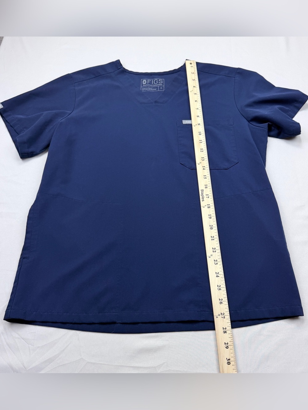 FIGS Men's Chisec Three-Pocket Scrub Top Navy - Picture 3 of 7